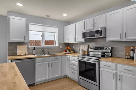 Kitchen - 8615 Studebaker Dr, Pasco, WA 99301 photo 4 of 6