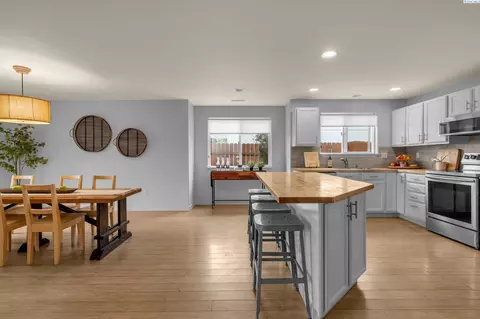 Kitchen - 8615 Studebaker Dr, Pasco, WA 99301 photo 2 of 6