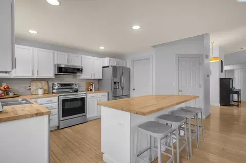 Kitchen - 8615 Studebaker Dr, Pasco, WA 99301 photo 3 of 6