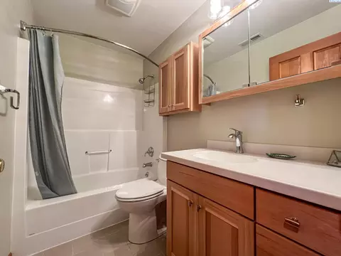 Bath - 455 NW Robert St, Pullman, WA 99163 photo 4 of 4