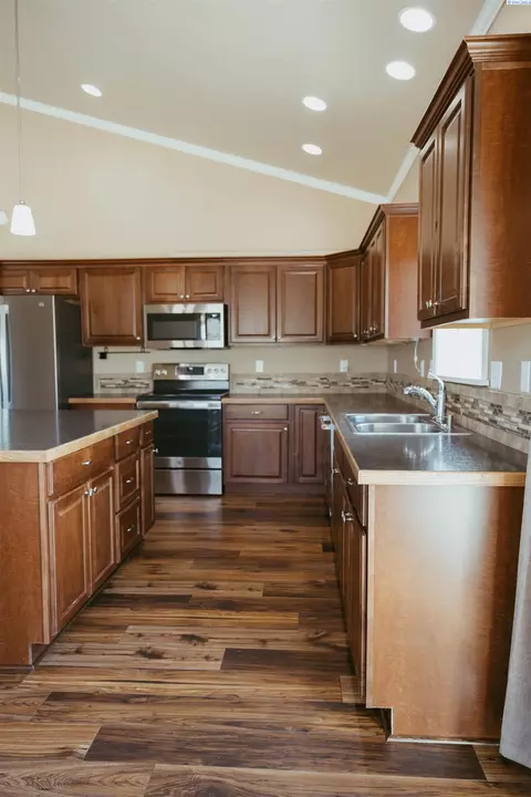 Kitchen - 310 E Thorn St, Colfax, WA 99111 photo 3 of 5