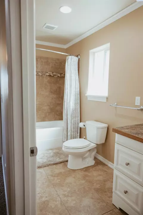 Bath - 310 E Thorn St, Colfax, WA 99111 photo 1 of 4