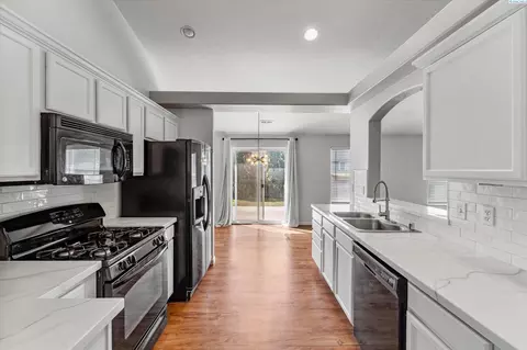 Kitchen - 6412 Three Rivers Dr, Pasco, WA 99301 photo 4 of 4