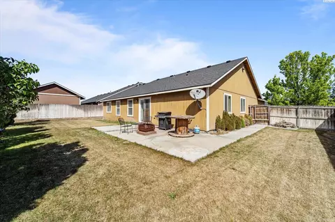 Exterior - 6412 Three Rivers Dr, Pasco, WA 99301 photo 4 of 7