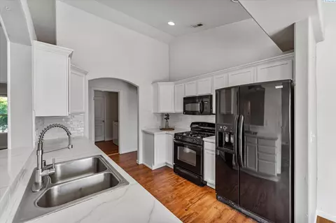 Kitchen - 6412 Three Rivers Dr, Pasco, WA 99301 photo 2 of 4