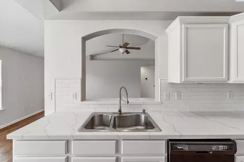 Kitchen - 6412 Three Rivers Dr, Pasco, WA 99301 photo 3 of 4