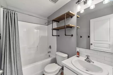 Bath - 6412 Three Rivers Dr, Pasco, WA 99301 photo 2 of 2