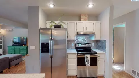 Kitchen - 294 NW Clay Ct, Pullman, WA 99163 photo 3 of 3