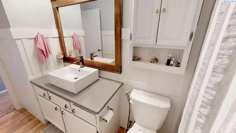Bath - 294 NW Clay Ct, Pullman, WA 99163 photo 2 of 2