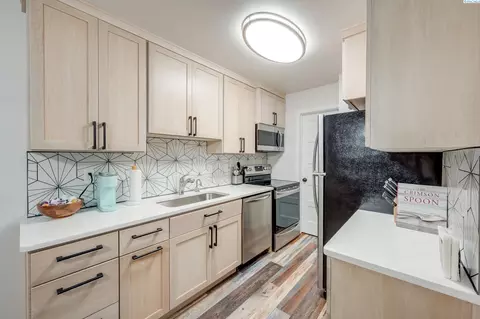 Kitchen - 1645 NE Merman Dr #A102, Pullman, WA 99163 photo 3 of 3