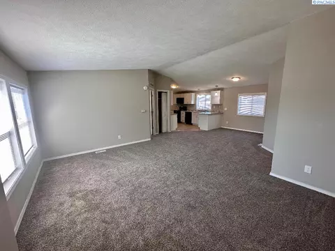 1035 S 5th Ave, Pasco, WA 99301 photo 2