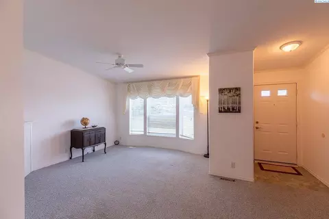 Living - 1523 SE Footloose Dr, Pullman, WA 99163 photo 2 of 2