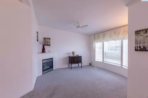 Living - 1523 SE Footloose Dr, Pullman, WA 99163 photo 1 of 2
