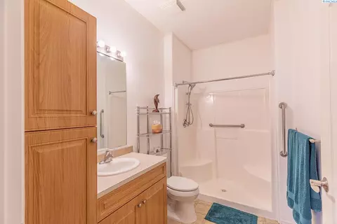 Bath - 1523 SE Footloose Dr, Pullman, WA 99163 photo 2 of 2