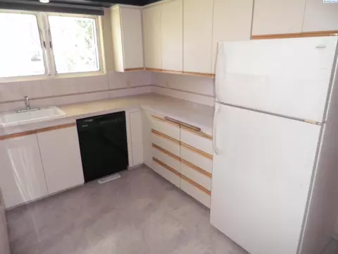 Kitchen - 720 SE Kamiaken St, Pullman, WA 99163 photo 3 of 4