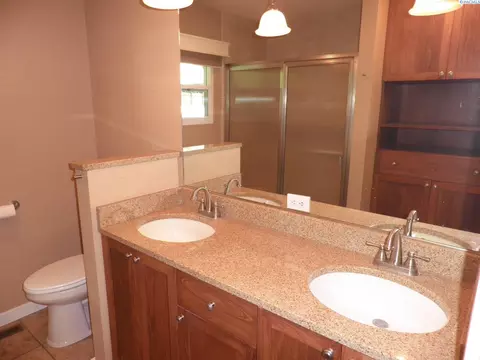 Bath - 720 SE Kamiaken St, Pullman, WA 99163 photo 1 of 1