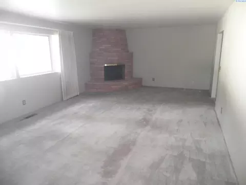 Living - 720 SE Kamiaken St, Pullman, WA 99163 photo 1 of 5