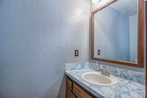 Bath - 1552 NW Leland Dr, Pullman, WA 99163 photo 2 of 3