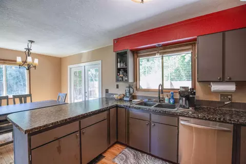Kitchen - 1552 NW Leland Dr, Pullman, WA 99163 photo 2 of 3