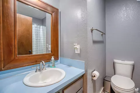 Bath - 1552 NW Leland Dr, Pullman, WA 99163 photo 1 of 3