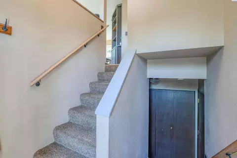 Entry Way - 1552 NW Leland Dr, Pullman, WA 99163 photo 1 of 5