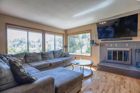 Living - 1552 NW Leland Dr, Pullman, WA 99163 photo 1 of 1