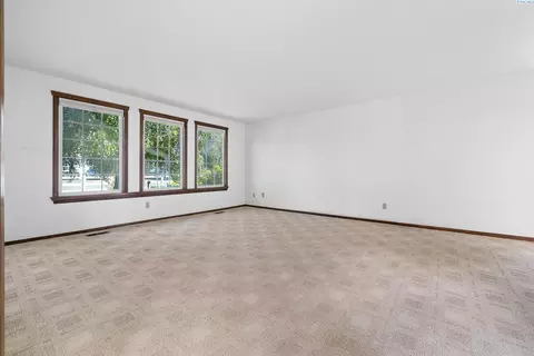 Living - 8412 Franklin Rd, Pasco, WA 99301 photo 1 of 6