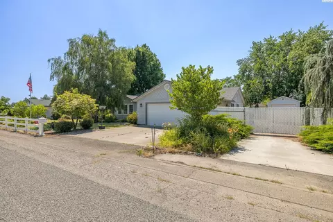 Exterior - 8412 Franklin Rd, Pasco, WA 99301 photo 8 of 12