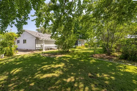 Exterior - 8412 Franklin Rd, Pasco, WA 99301 photo 10 of 12
