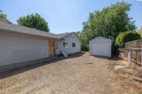 Exterior - 8412 Franklin Rd, Pasco, WA 99301 photo 9 of 12
