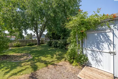 Exterior - 8412 Franklin Rd, Pasco, WA 99301 photo 6 of 12