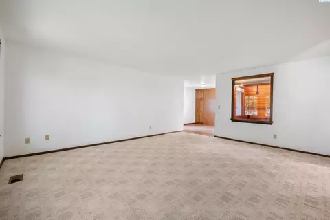Living - 8412 Franklin Rd, Pasco, WA 99301 photo 2 of 6