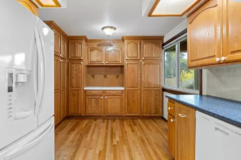 Kitchen - 8412 Franklin Rd, Pasco, WA 99301 photo 1 of 3