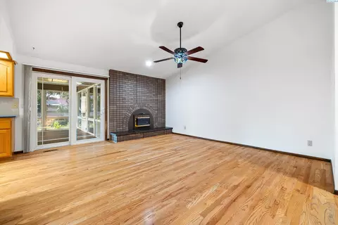 Living - 8412 Franklin Rd, Pasco, WA 99301 photo 6 of 6