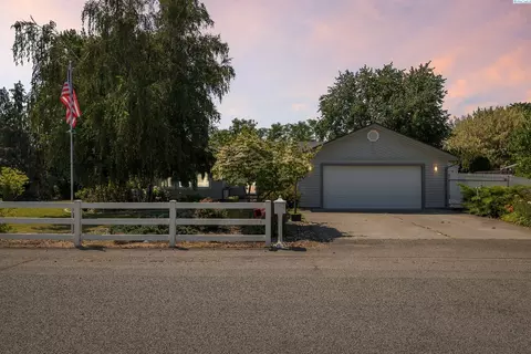 Exterior - 8412 Franklin Rd, Pasco, WA 99301 photo 2 of 12