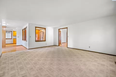 Living - 8412 Franklin Rd, Pasco, WA 99301 photo 3 of 6
