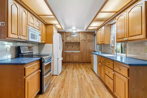 Kitchen - 8412 Franklin Rd, Pasco, WA 99301 photo 2 of 3