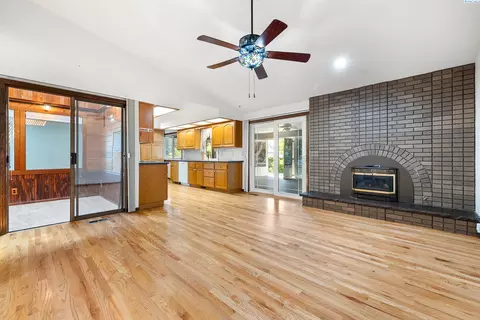 Living - 8412 Franklin Rd, Pasco, WA 99301 photo 5 of 6