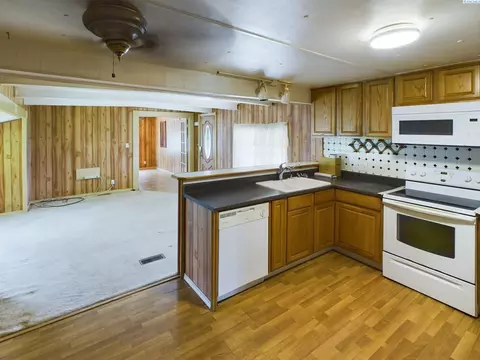 Kitchen - 414 Ringhoff Rd, Burbank, WA 99323 photo 2 of 2