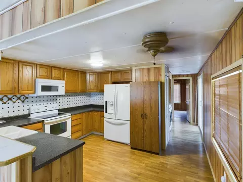 Kitchen - 414 Ringhoff Rd, Burbank, WA 99323 photo 1 of 2