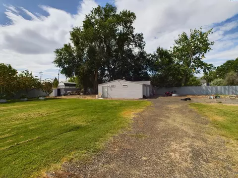 Exterior - 414 Ringhoff Rd, Burbank, WA 99323 photo 11 of 18
