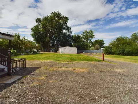 Exterior - 414 Ringhoff Rd, Burbank, WA 99323 photo 9 of 18