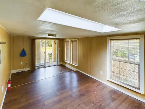 Living - 414 Ringhoff Rd, Burbank, WA 99323 photo 4 of 4