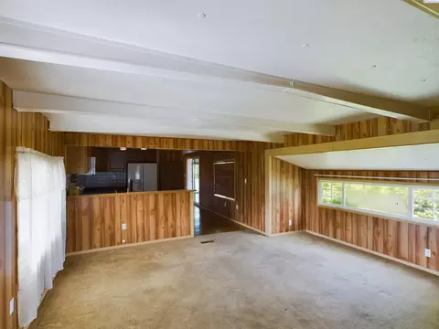 Living - 414 Ringhoff Rd, Burbank, WA 99323 photo 2 of 4