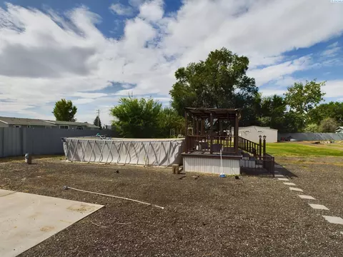 Exterior - 414 Ringhoff Rd, Burbank, WA 99323 photo 6 of 18