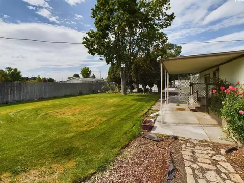 Exterior - 414 Ringhoff Rd, Burbank, WA 99323 photo 5 of 18