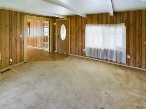 Living - 414 Ringhoff Rd, Burbank, WA 99323 photo 3 of 4