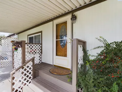 Exterior - 414 Ringhoff Rd, Burbank, WA 99323 photo 1 of 18