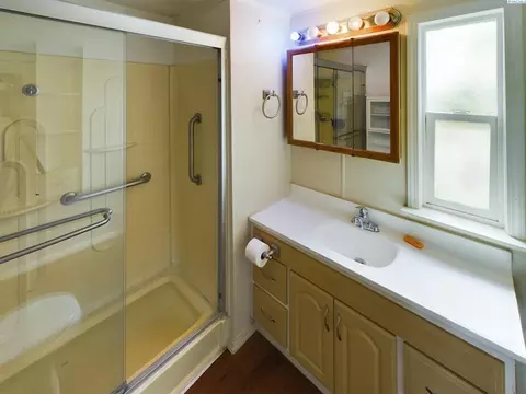 Bath - 414 Ringhoff Rd, Burbank, WA 99323 photo 1 of 1
