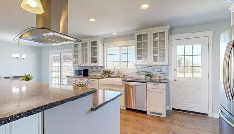Kitchen - 8771 Alder Rd, Pasco, WA 99301 photo 3 of 4